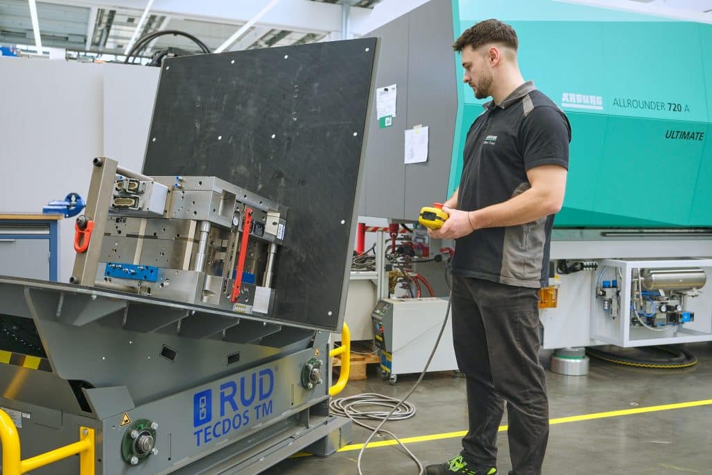 Tonnenschwere Werkzeuge in Sekundenschnelle per Knopfdruck wenden: Ein Mitarbeiter von Arburg bedient den RUD Tecdos TM. Foto: Ingo Jensen/RUD